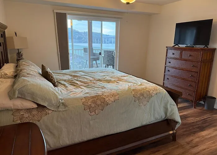 Lake Front And Calm Waters At Miramar 3Br 2Ba