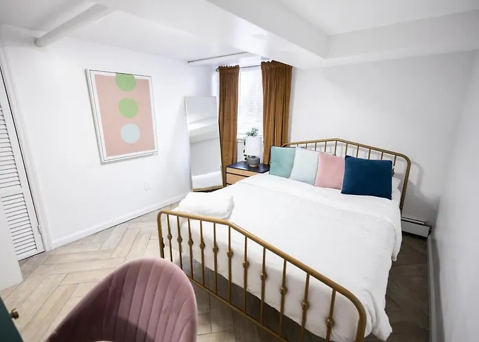 Retro 2 Bedroom Basement Apt With Free Street Parking