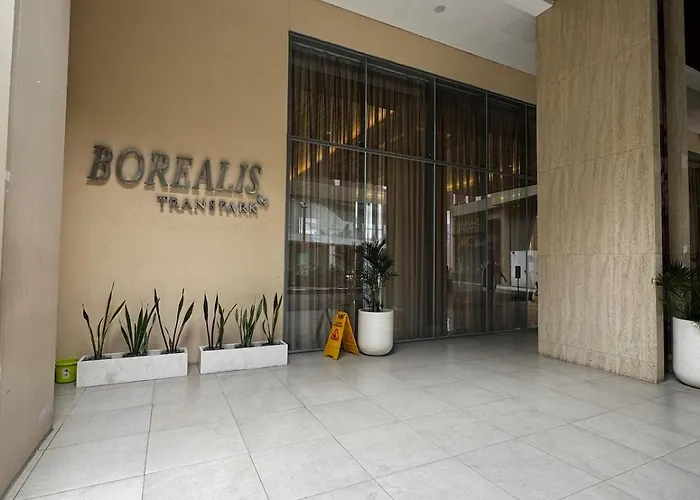 Apartement Transpark Cibubur By Raya Property With Pool View & Netflix 3
