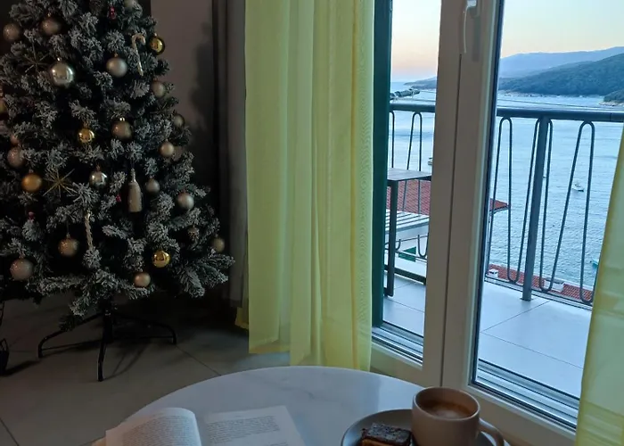 Apartment Noemi With A Direct Beach View