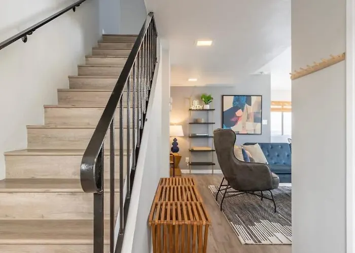 Downtown Manhattan Beach 3 Bed Townhouse Parking