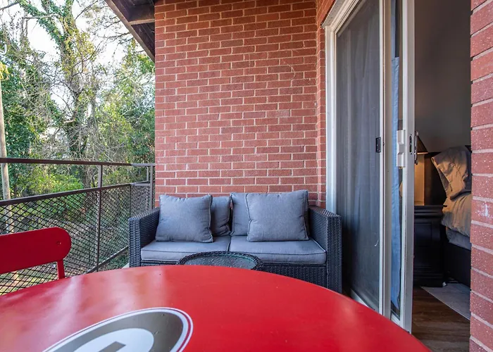 Classic City Getaway - Walk To Sanford Stadium