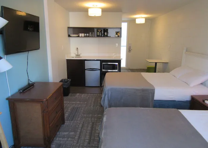 Hotel with view: Waikiki Central Hotel - No Resort Fees