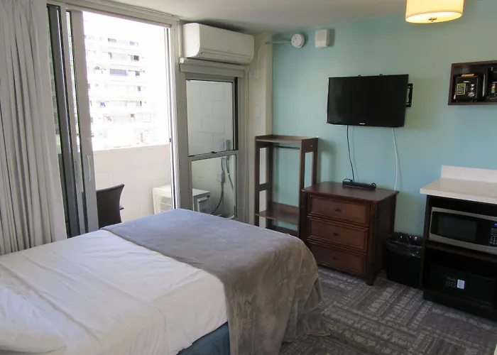 Hotel with view: Waikiki Central Hotel - No Resort Fees