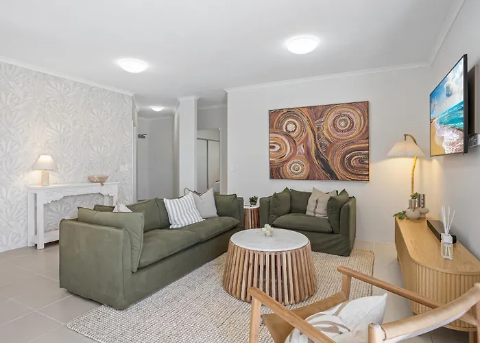Stylish 3-Bed Apartment In Coastal Redcliffe