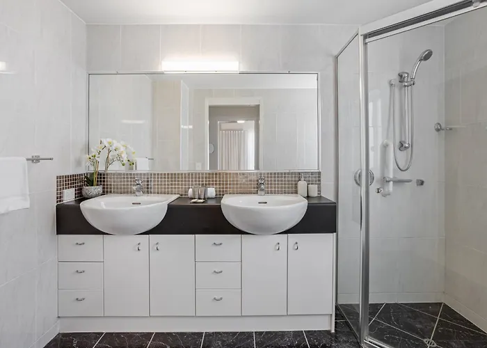 Stylish 3-Bed Apartment In Coastal Redcliffe