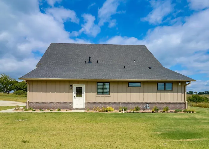 Family-Friendly Apt W/ Lake Views In Ponca City!