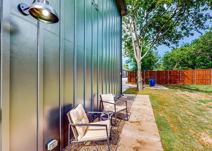 'Mckinney Marvel' Studio In Historic District