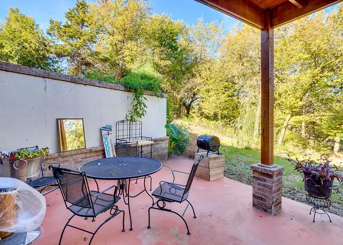 Lakefront Getaway W/ Hot Tub & Yard In Okc!