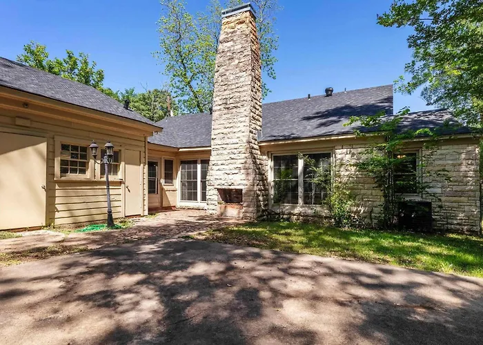 Bungalow On Outer Dr