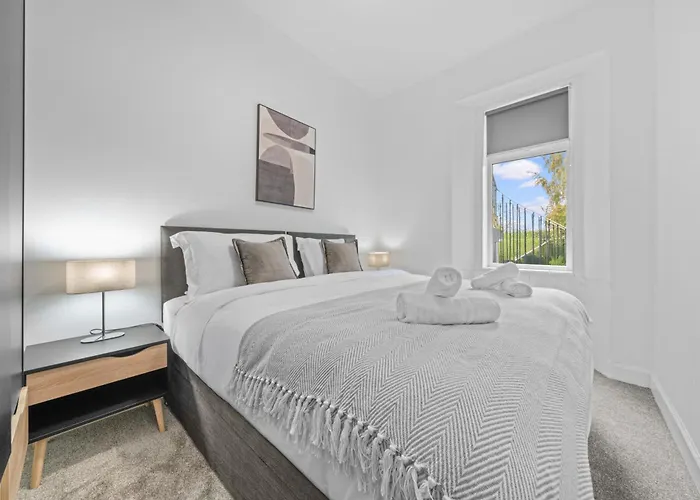 Spacious 2 Bed Apartment - Perfect For Long Or Short Stays - Sleeps 4 - Free On Street Parking