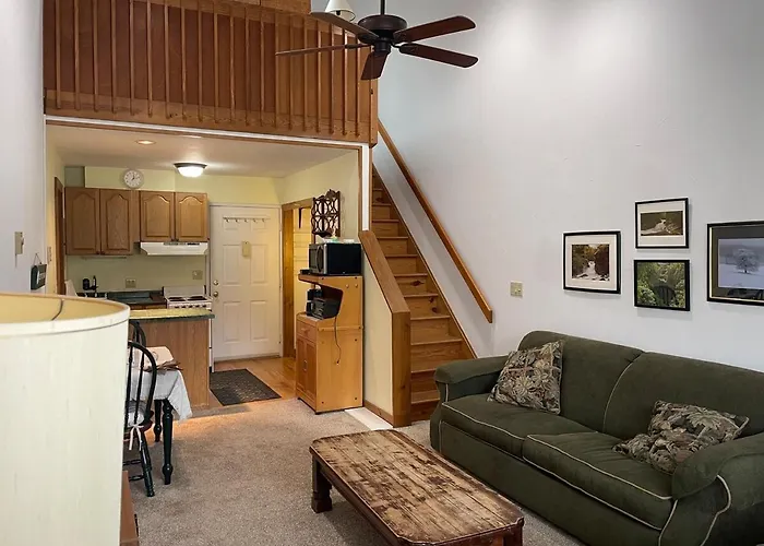 Cozy Downtown Hunter Mountain Getaway
