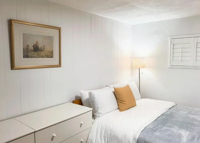 Private Cozy 2Bdrm Sleep5Pp Metrotown! Free Parking! Self Check-In!