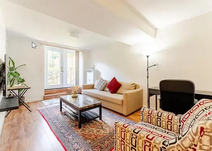 Spacious & Cozy 1 Bedroom Suite In North Vancouver