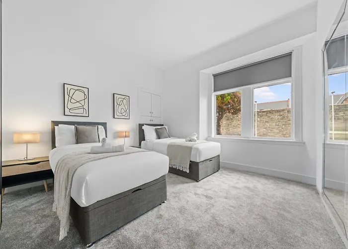 Spacious 2 Bed Apartment - Perfect For Long Or Short Stays - Sleeps 4 - Free On Street Parking