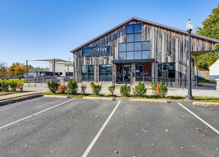 Between Restaurant & Brewery! Chic Perrysburg Apt