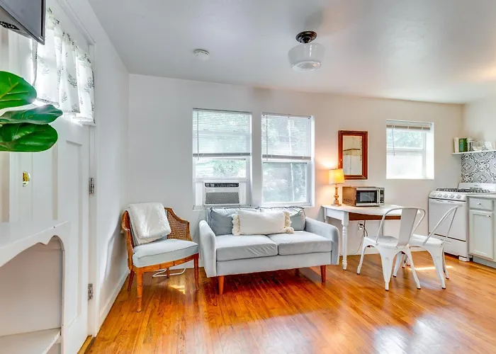 Cozy Studio In Heart Of Okc Plaza District!