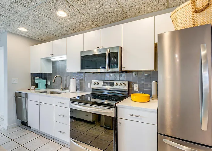 Between Restaurant & Brewery! Chic Perrysburg Apt
