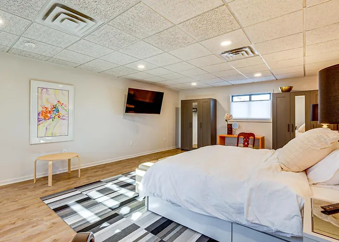 Between Restaurant & Brewery! Chic Perrysburg Apt