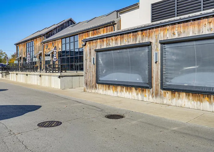 Between Restaurant & Brewery! Chic Perrysburg Apt