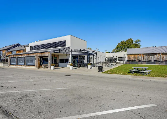 Between Restaurant & Brewery! Chic Perrysburg Apt