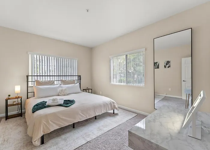 Luxury King Suite By The Lake - Entire Place