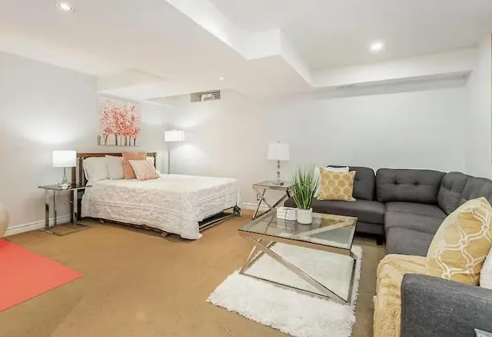 House Of 3 Bed 3 Wash-Crib-King Bed-85' Tv-Wrkspce