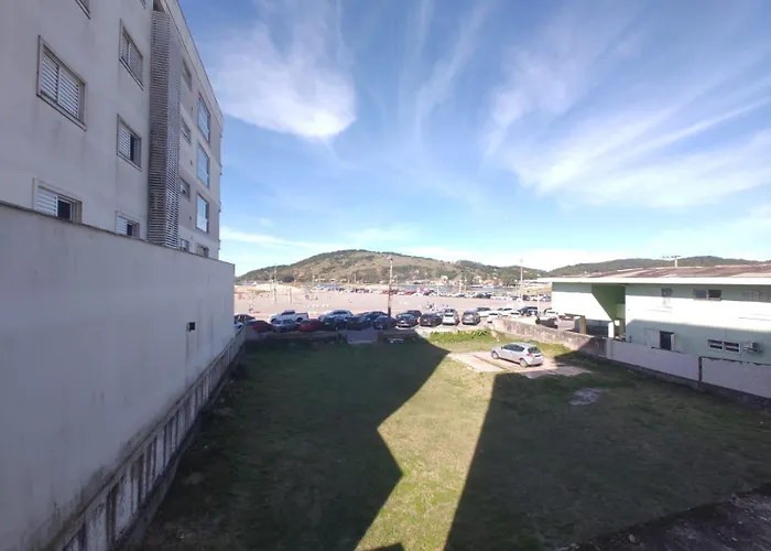 Apartamento 3 Dorm., O Quintal E A Praia E Molhes