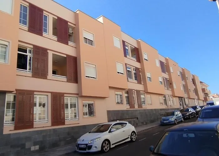 Apto Isa: Amplio Y Acogedor Apto De 75M Con Terraza, Aire Acondicionado Y Parking Gratuito