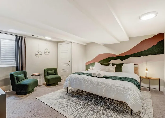 Institute Den Downtown Modern Basement Suite