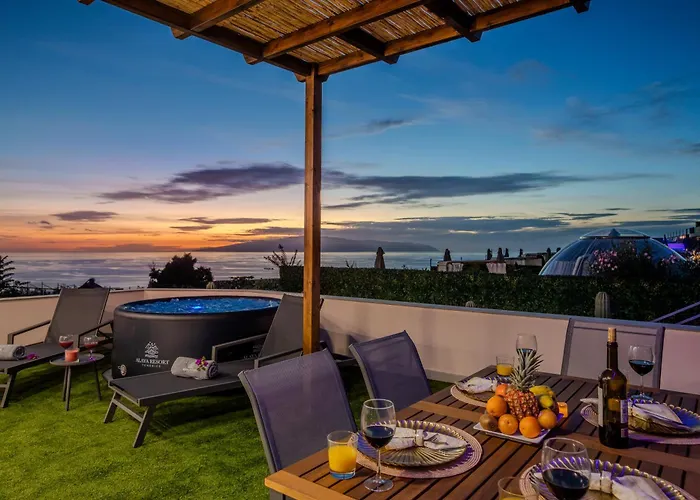 Apartamentos de Lujo con Jacuzzi Privado, Piscina y Vistas al Mar