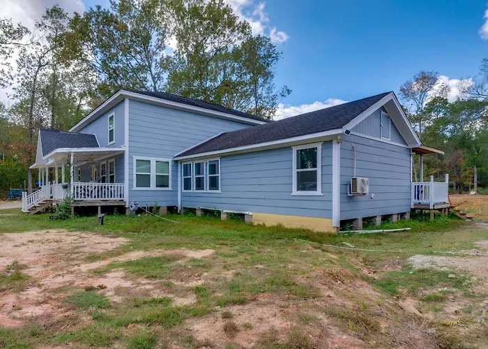 10 Mi To Lake Conroe: Couple'S Retreat W/ Porch!