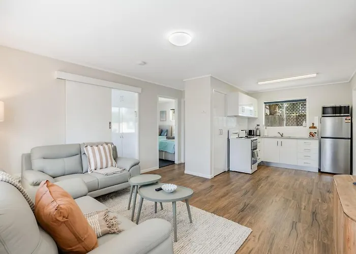 Modern Comfort In Quiet Neighbourhood!