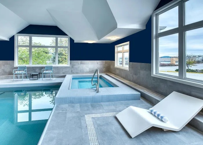 Hotel with pool: Four Points By Sheraton Barrie