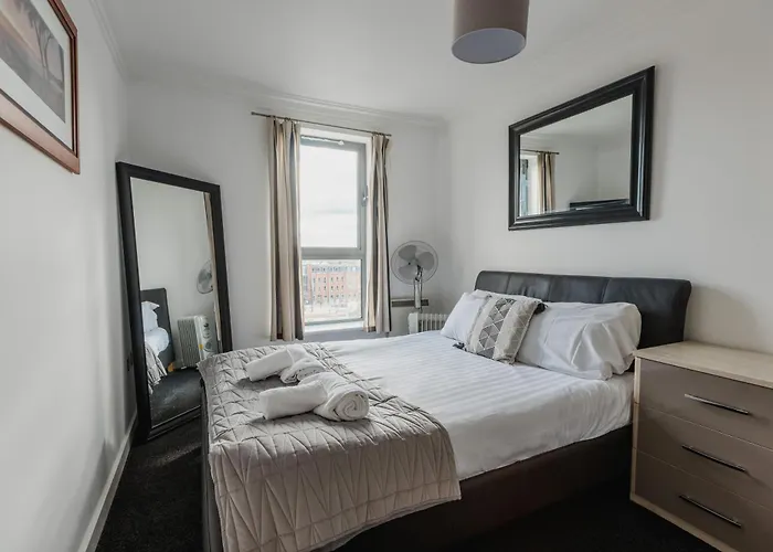 Hullidays - King & Queen Ensuite