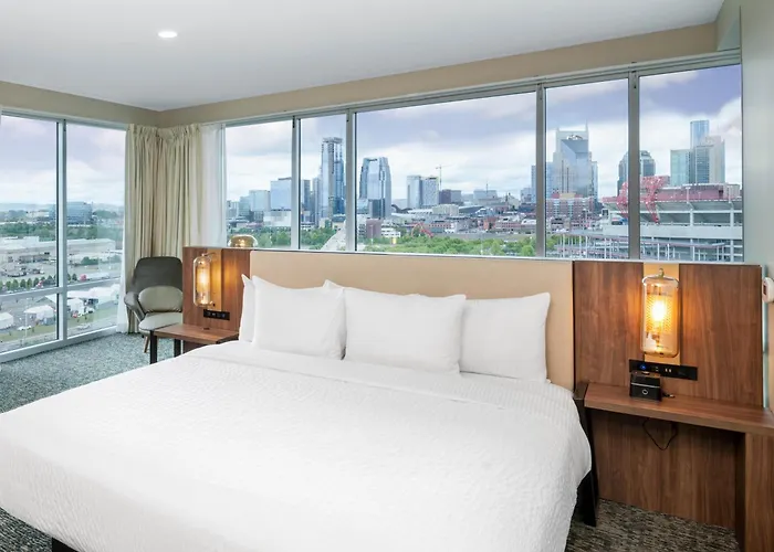 3 star hotels La Quinta Inn & Suites By Wyndham Nashville Downtown Stadium