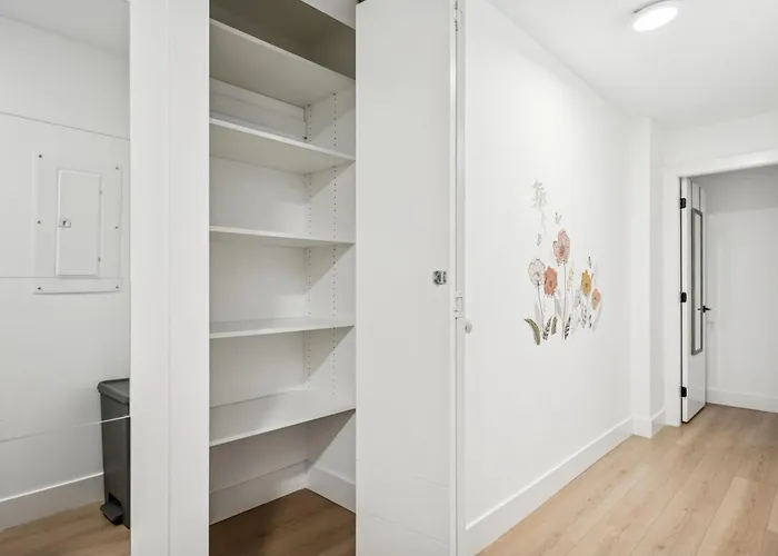 Nest- Modern 2Br Basement Retreat In South Surrey