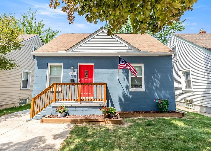 4 Bedroom Bungalow In The - Heart Of Metro Detroit