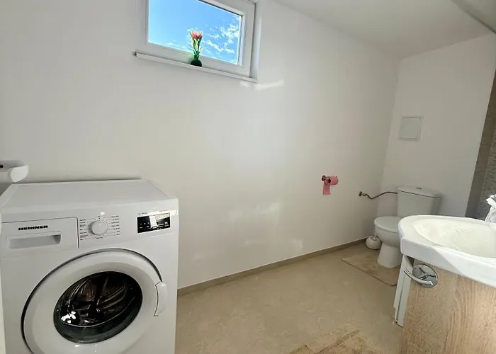 Jokai Apartments Nr9, Code Entry