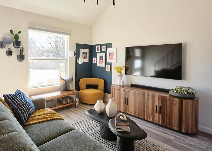 Midcentury Couples Designer Loft - Casa Tuya