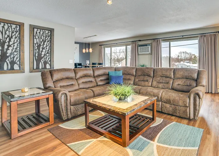 Peaceful Downtown East Tawas Lakefront Retreat