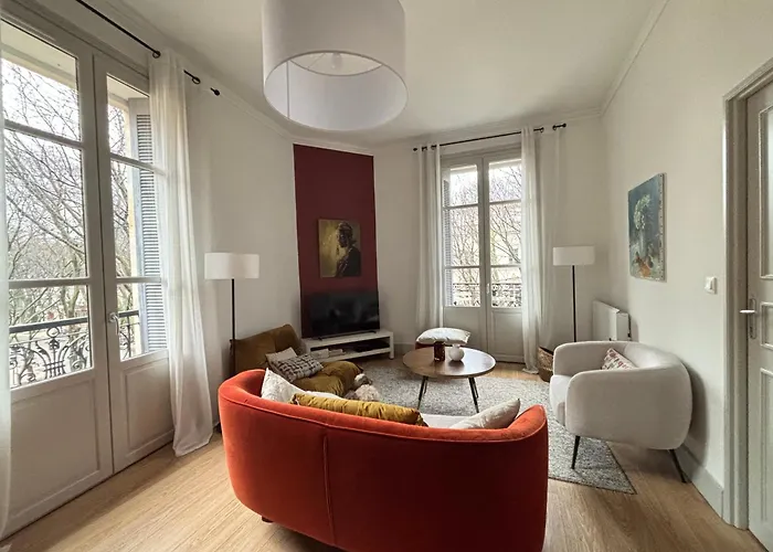 Nimes , Appartement Renove Dans Immeuble Classe.