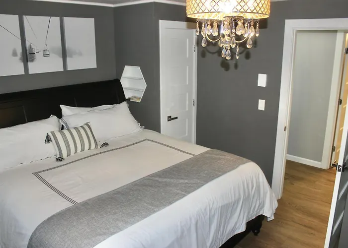 Luxury Condo With Garage Parking And Pool