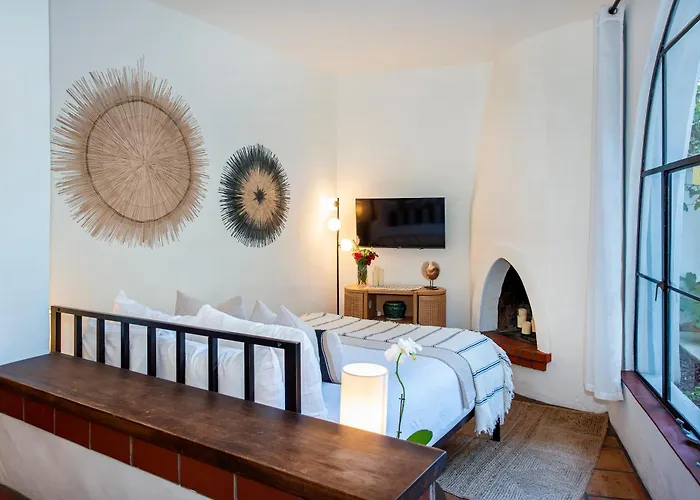 Casa Blanca Suite B2 - Sunlit Montecito Studio Retreat With Patio