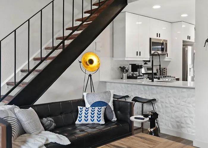 Contemporary Couples Getaway Near Austin Favorites - Loft 21