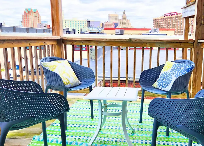 Jennifer'S Chic Downtown City Views Private Deck