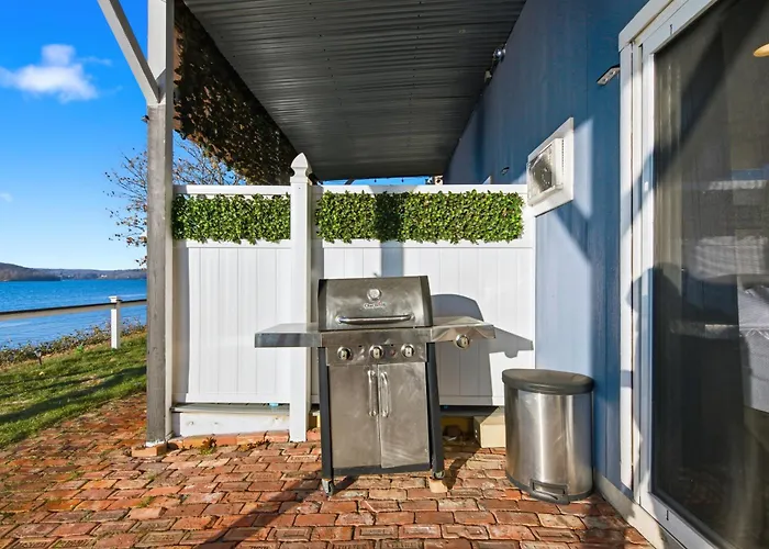 Riverside Retreat-Waterfront Walkout Apartment