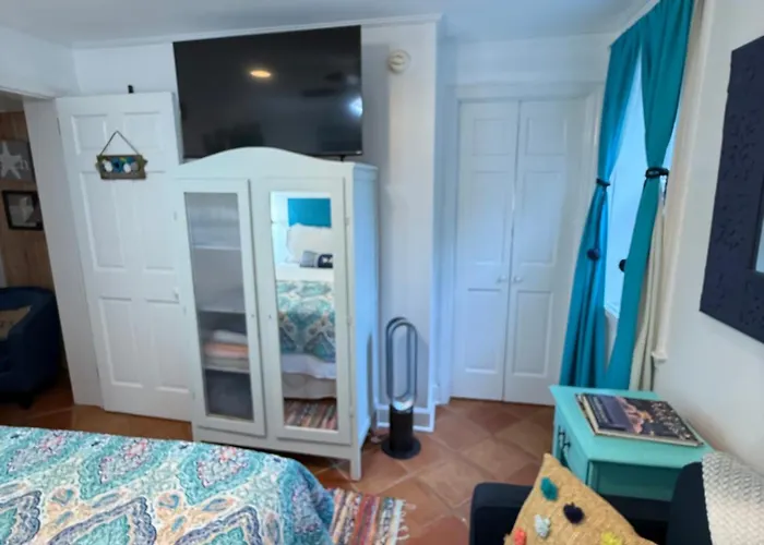 Pearls Pad - Beautiful 1 Bedroom Apartment- 1 Block To Beach