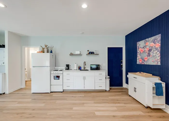 Lake View Apartment With Kitchen - On 3 Acres Adjacent Shared Walls With Main House