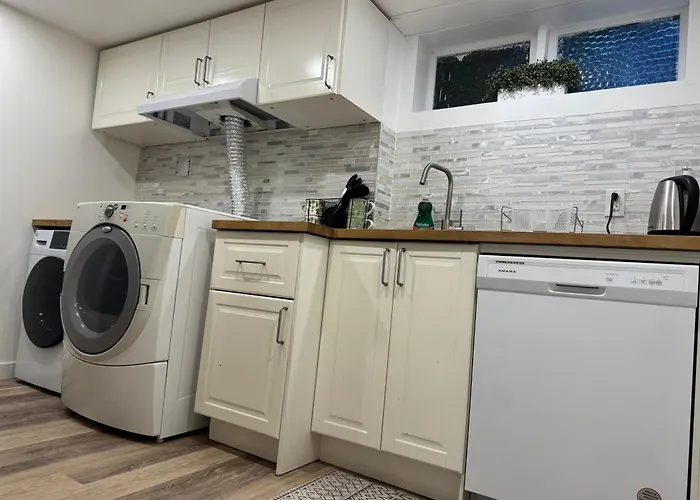 Happy, Cozy, Loving Guest Space In West Vancouver